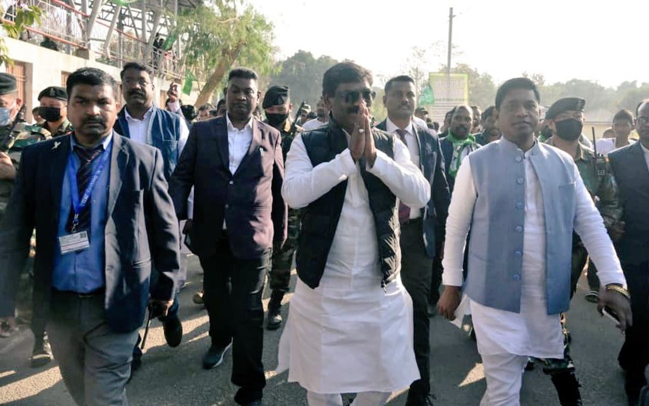 PHOTOS: सिमडेगा में BJP पर बरसे CM हेमंत, कहा- बाहरी लोगों ने राज्य का किया बंटाधार, अब मूलवासी चलाएंगे सरकार