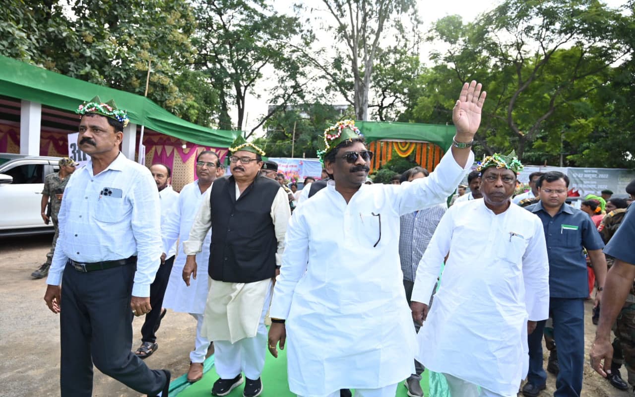 Sarkari Naukri: झारखंड में 25 हजार शिक्षकों की जल्द होगी नियुक्ति, यहां पढ़ें CM हेमंत की बड़ी घोषणाएं