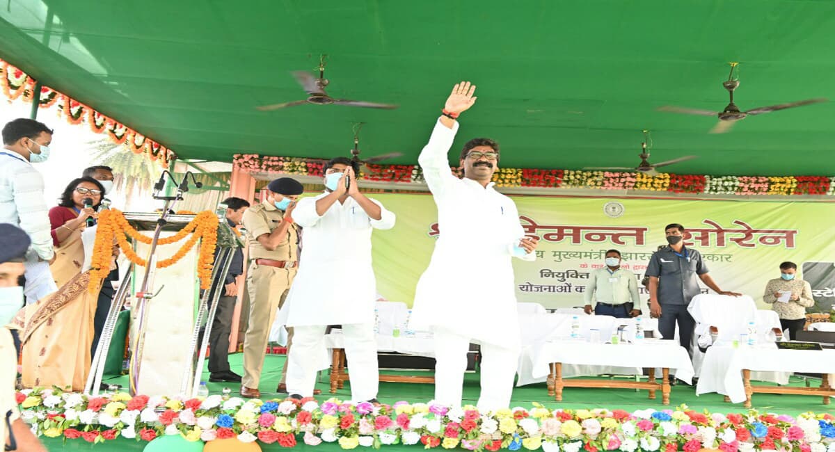 CM हेमंत बोले- साड़ी-धोती खरीद में गड़बड़ी हुई तो नपेंगे पदाधिकारी, 5 लाख गरीबों को ग्रीन राशन कार्ड जल्द