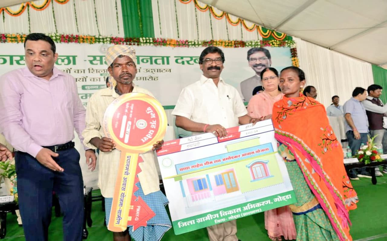 झारखंड : गोड्डा में सीएम हेमंत सोरेन की हुंकार, राज्य के उद्योगों में 75% स्थानीय लोगों को मिलेगा रोजगार झारखंड : गोड्डा में सीएम हेमंत सोरेन की हुंकार, राज्य के उद्योगों में 75% स्थानीय लोगों को मिलेगा रोजगार