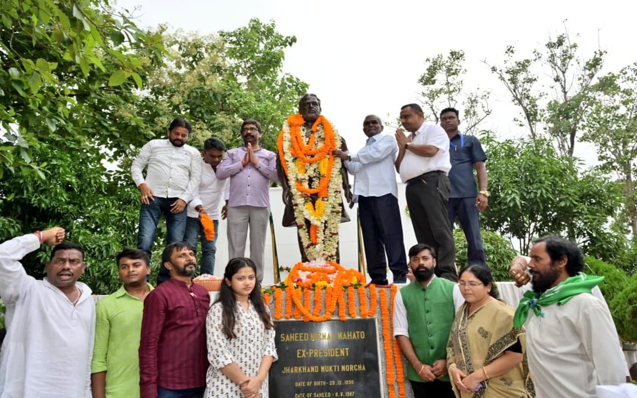 PHOTOS: हेमंत सोरेन ने निर्मल महतो को दी श्रद्धांजलि, बोले- शहीद व आंदोलनकारियों के सपनों का बना रहे झारखंड
