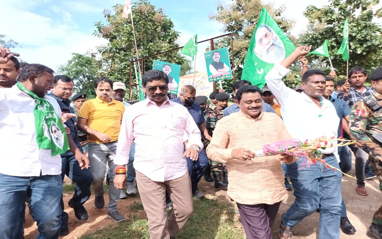 Jharkhand Tourism: परिवार संग खूंटी के पेरवाघाघ जलप्रपात पहुंचे CM हेमंत सोरेन, आप भी उठा सकते हैं लुत्फ