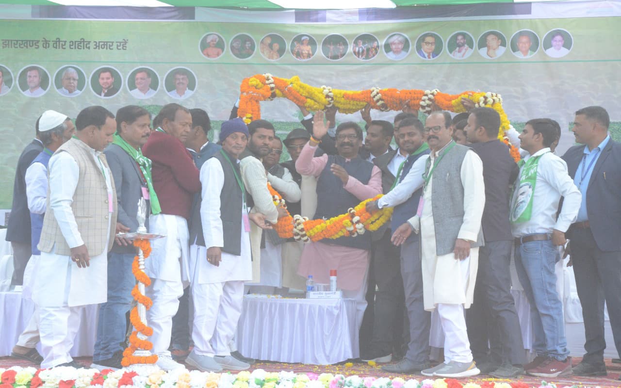 खतियानी जाेहार यात्रा : BJP पर हमलावर रहे CM हेमंत सोरेन, कहा- अभ्रक उद्योग के लिए नया कानून जल्द