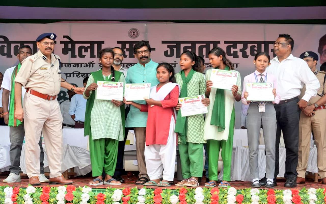 PHOTOS: साहिबगंज में सीएम हेमंत सोरेन ने भरी हुंकार, कहा- राज्य के नौजवान चिंता न करें, सरकार है आपके साथ