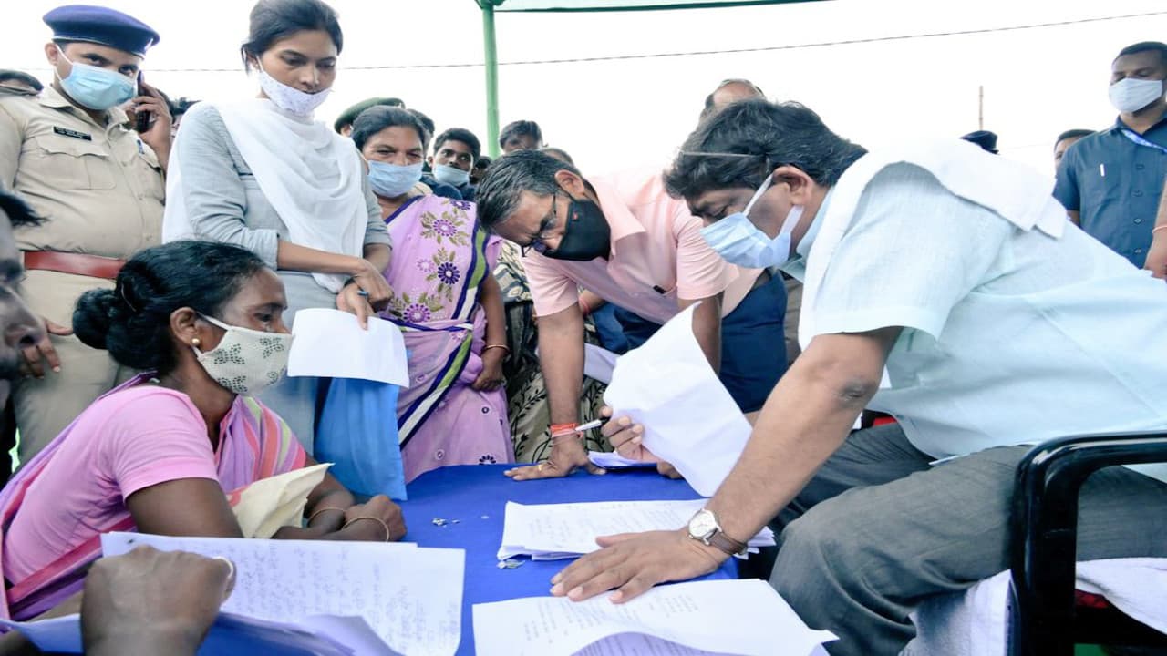 साहिबगंज में लोगों की समस्याओं से रूबरू हुए CM हेमंत सोरेन, बोले- हर वक्त आपके साथ खड़ी है राज्य सरकार