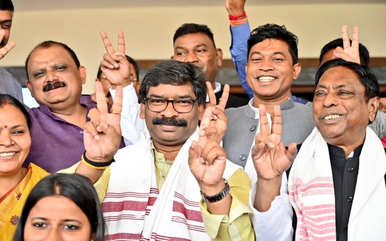 झारखंड के वीर शहीद और आंदोलनकारियों का सपना हुआ साकार, CM हेमंत बोले- आज का दिन ऐतिहासिक, देखें Pics झारखंड के वीर शहीद और आंदोलनकारियों का सपना हुआ साकार, CM हेमंत बोले- आज का दिन ऐतिहासिक, देखें Pics