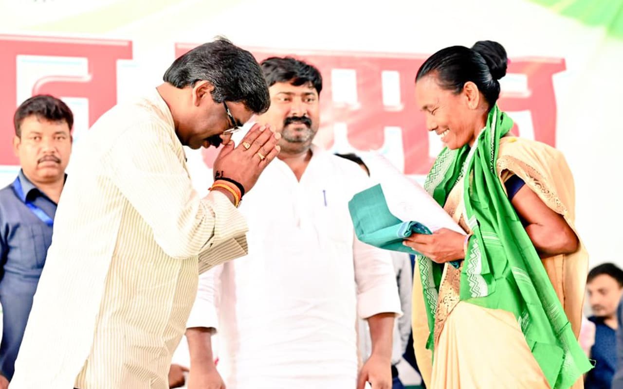 झारखंड के गांवों में अब बजेगी डुगडुगी, CM हेमंत ने विकास योजनाओं का लाभ दिलाने का दिया निर्देश,देखें Pics