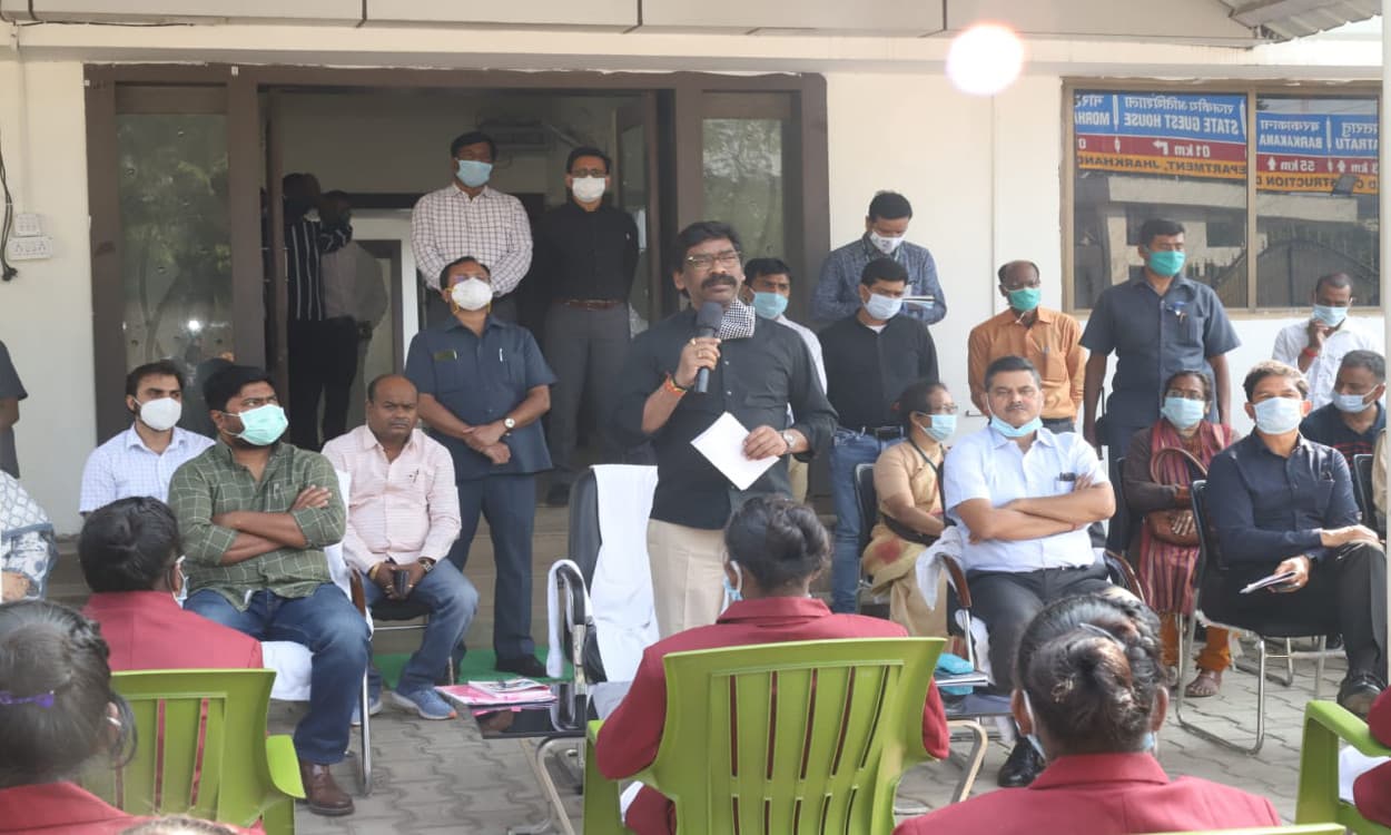 सीएम हेमंत सोरेन ने मानव तस्करों से मुक्त बच्चियों को रोजगार का दिया भरोसा, एयरलिफ्ट के जरिये लायी गयीं झारखंड