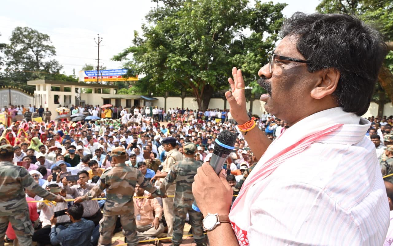CM हेमंत सोरेन ने नवनियुक्त माध्यमिक शिक्षकों को दी बधाई, कहा- शिक्षा की बेहतरी के लिए दें अहम योगदान
