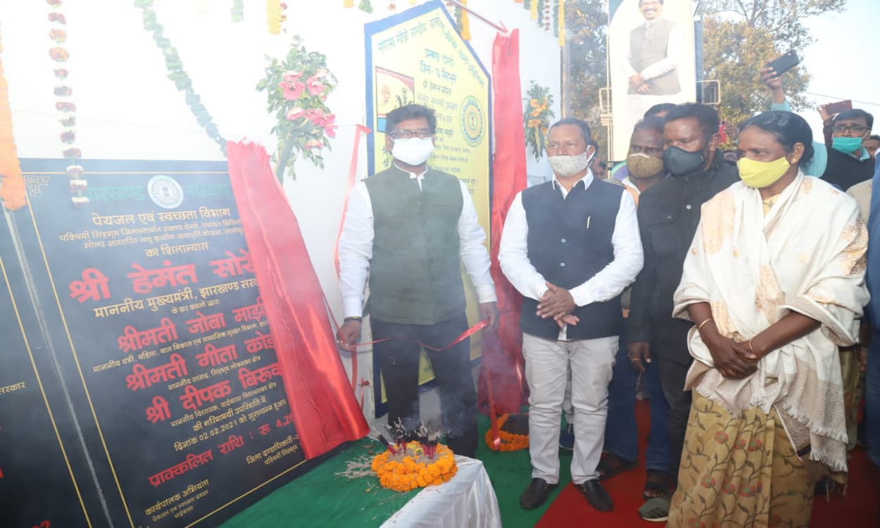 CM Hemant Soren: शहीद दिवस समारोह में टोंटो पहुंचे CM हेमंत सोरेन, 19 से अधिक योजनाओं का किया शिलान्यास और उद्घाटन