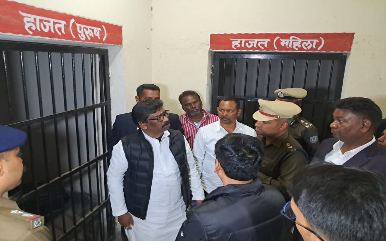 PHOTOS: चाईबासा के मुफस्सिल थाना में गंदगी देख भड़के CM हेमंत, कहा- Police Station है या बालू-गिट्टी का गोदाम