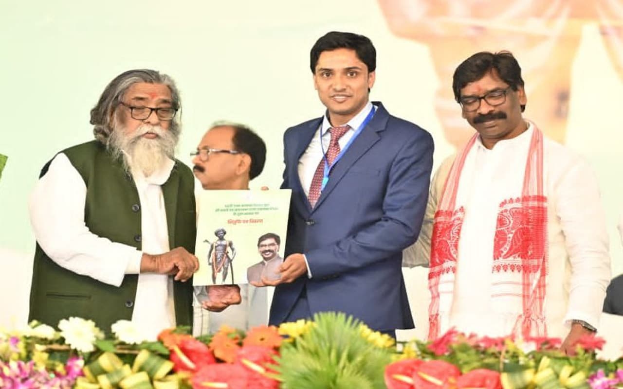 Jharkhand Foundation Day: करीब 950 लोगों के चेहरे पर आयी खुशी, CM हेमंत ने सौंपा नियुक्ति पत्र,देखें Pics