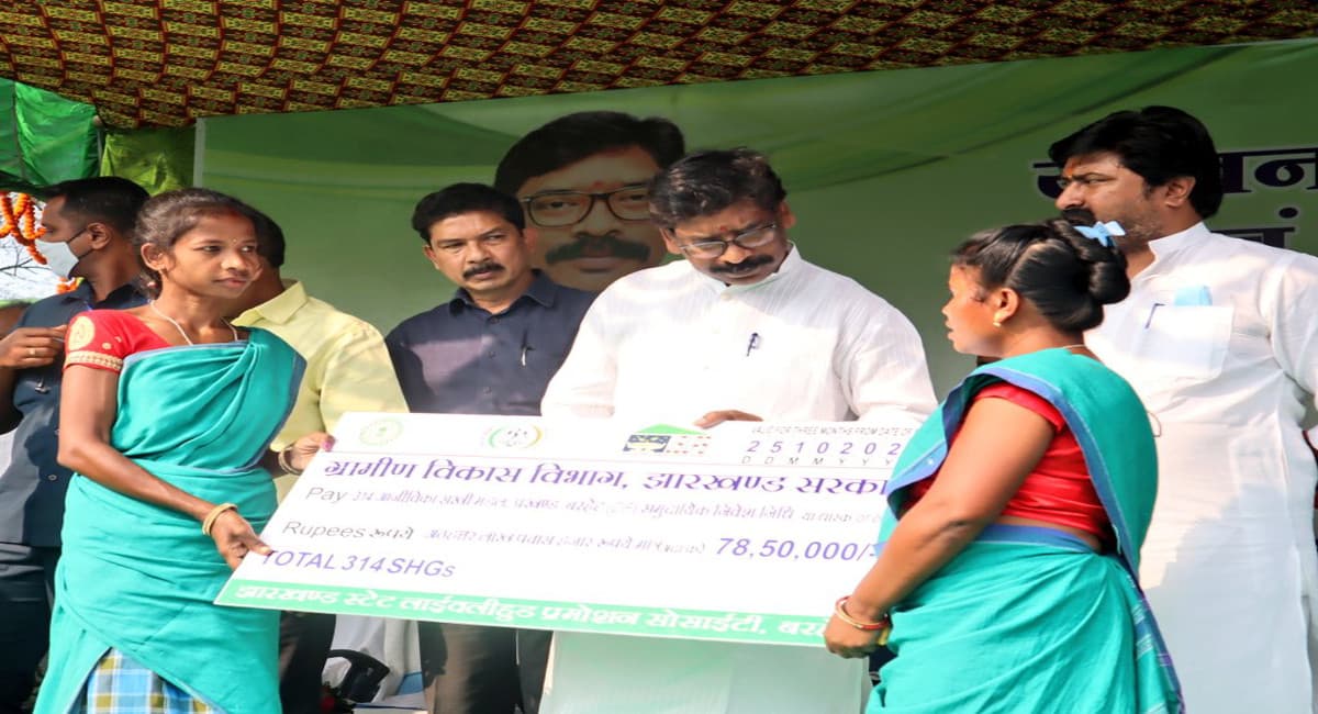 संताल दौरे पर साहिबगंज पहुंचे CM हेमंत सोरेन  बोले- लोगों का कल्याण व राज्य का विकास सरकार की है प्राथमिकता