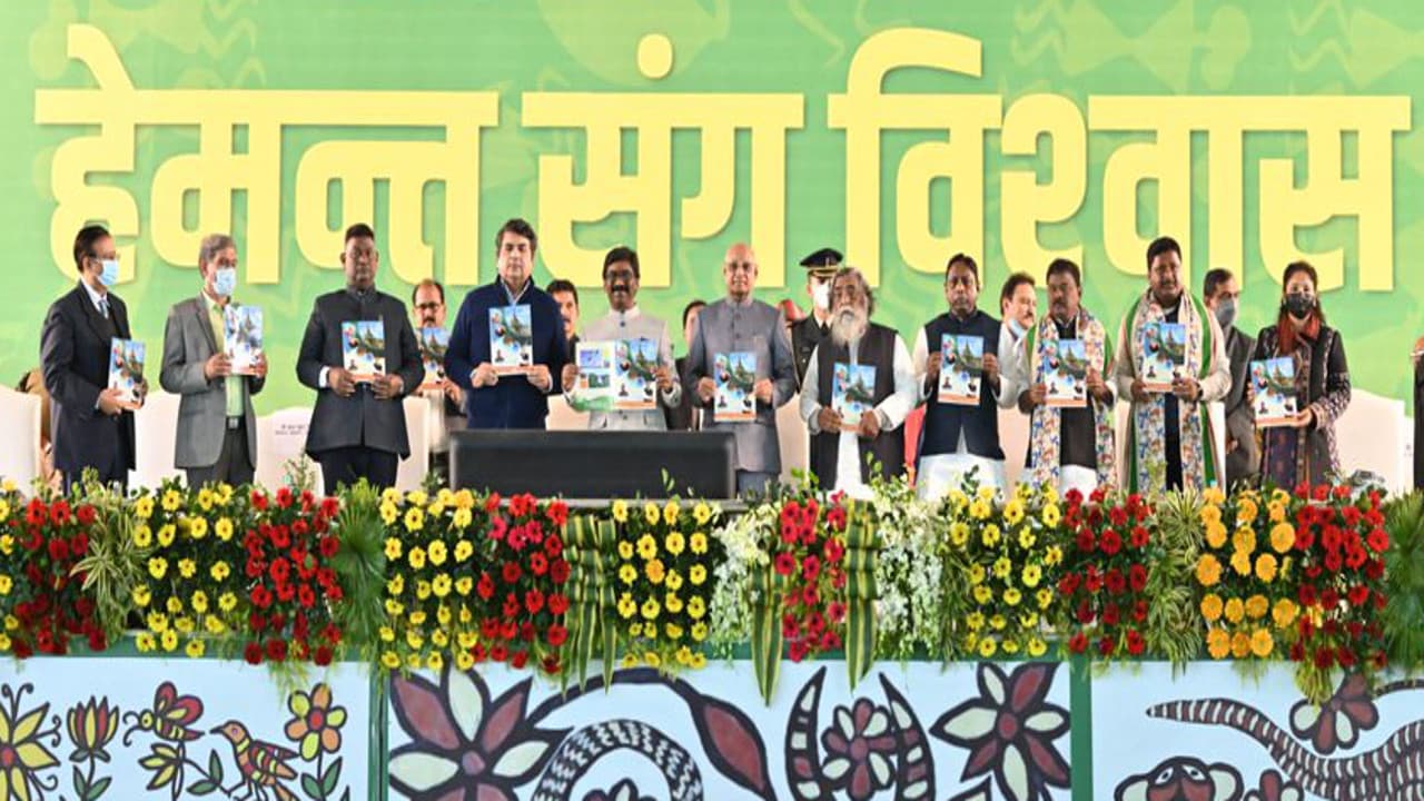 हेमंत सरकार के दो साल : पेट्रोल के नाम पर गरीबों के खाते में हर महीने आयेंगे 250 रुपये, जानें 10 बढ़ी घोषणाएं हेमंत सरकार के दो साल : पेट्रोल के नाम पर गरीबों के खाते में हर महीने आयेंगे 250 रुपये, जानें 10 बढ़ी घोषणाएं