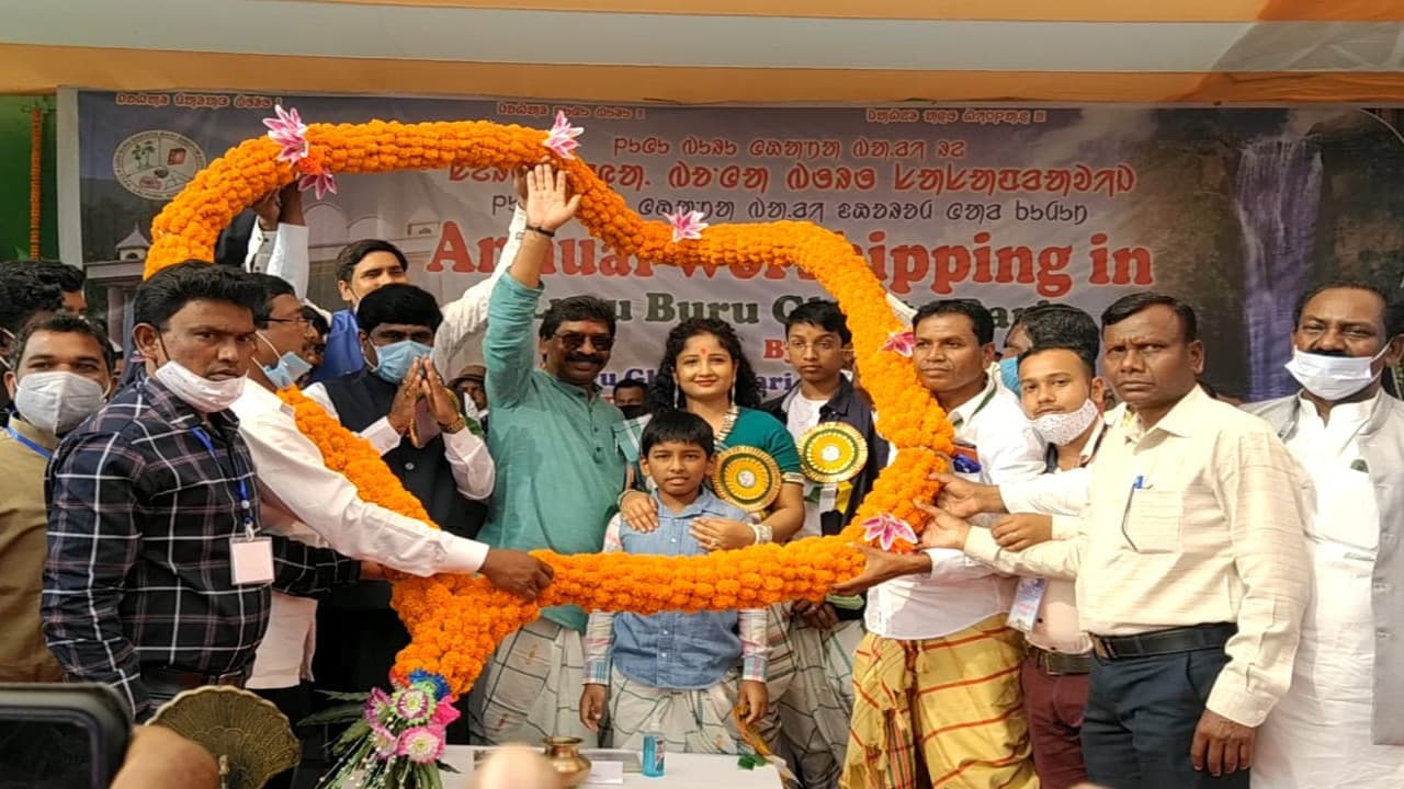 संताल महासम्मेलन में सीएम हेमंत का बड़ा ऐलान, अब आदिवासी मेधावी छात्रों को मिलेगा 50% अनुदान पर स्कॉर्पियो