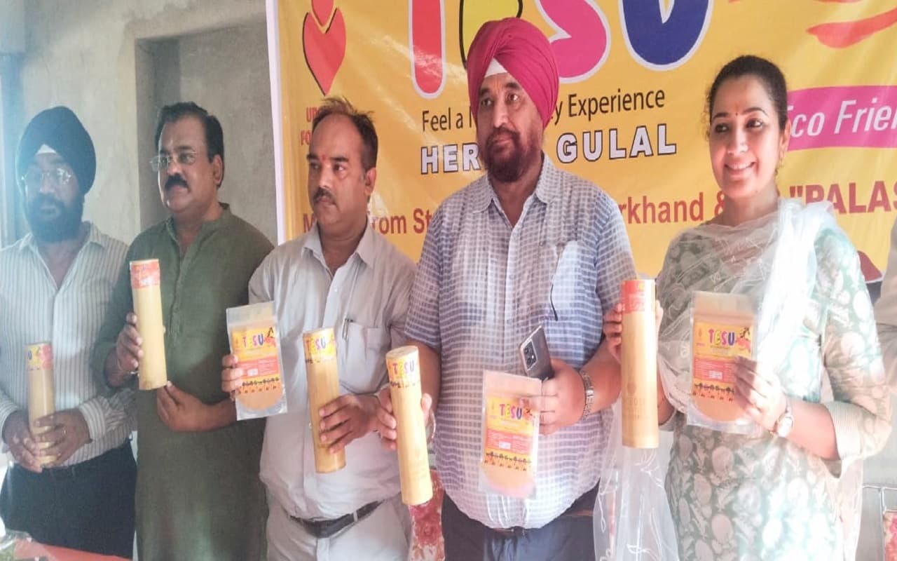 झारखंड: पलामू में पलाश के फूल से हर्बल गुलाल का उत्पादन शुरू, मजदूरों को मिल रहा रोजगार