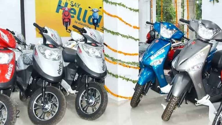 Diwali Dhanteras Offer: पेट्रोल वाले पुराने दोपहिया वाहनों को इलेक्ट्रिक स्कूटर में बदलने का शानदार मौका, जानें कैसे उठाएं फायदा