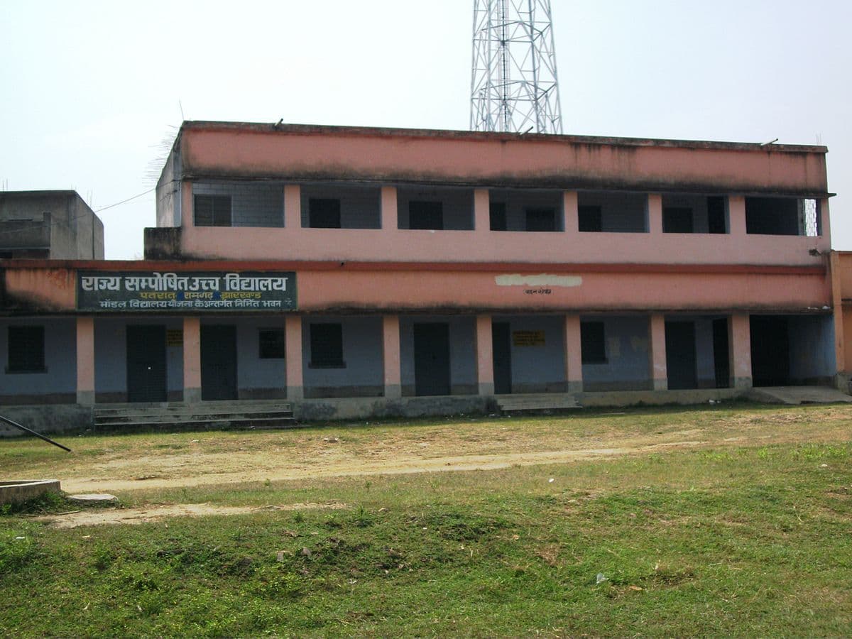 प्लस टू स्कूलों में जनजातीय व क्षेत्रीय भाषा के शिक्षक नहीं