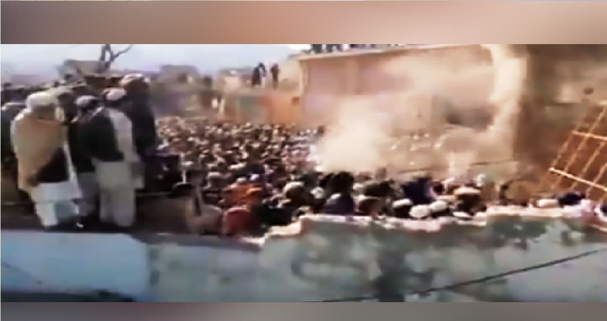 पाकिस्तान में उन्मादी भीड़ ने हिंदू मंदिर को तोड़ा, कट्टरपंथियों ने किया आग के हवाले, Video Viral