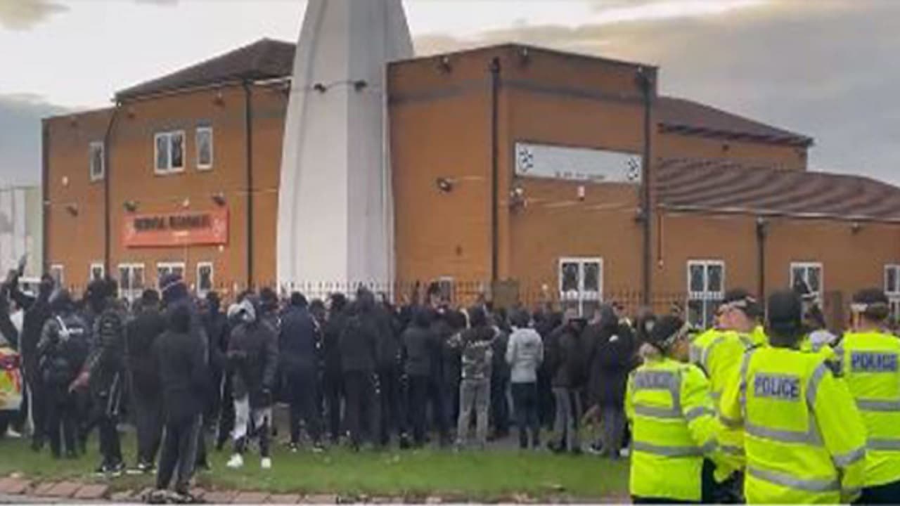 Hindu Temple in UK: ब्रिटेन के स्मेथविक में दुर्गा मंदिर के बाहर हिंसक प्रदर्शन, हिंदुओं में डर का माहौल