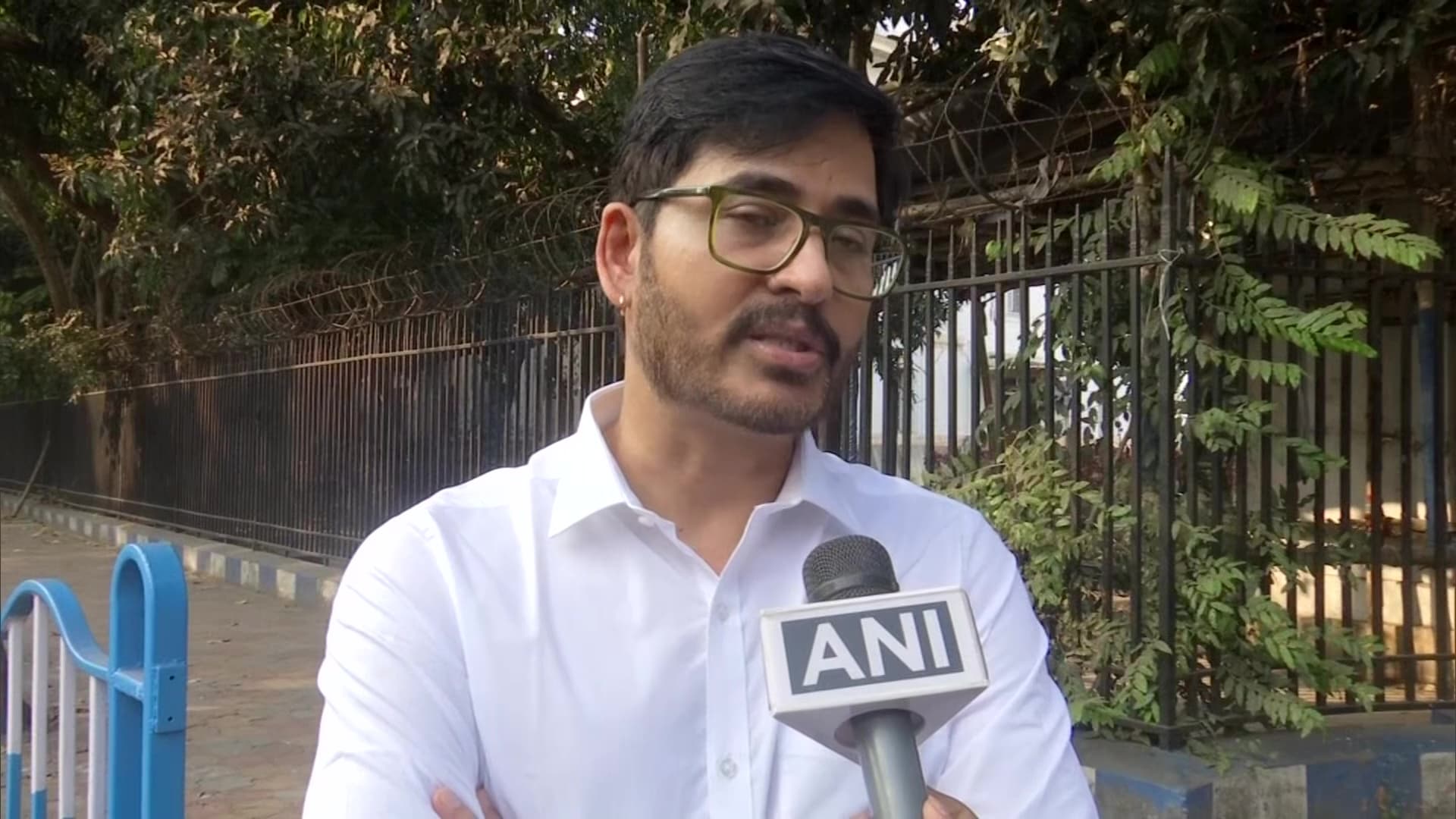 ईमानदार व्यक्ति नहीं उठाएगा TMC का झंडा, तृणमूल कांग्रेस पर भड़की BJP, बोले हिरण चटर्जी- नहीं जाउंगा टीएमसी ईमानदार व्यक्ति नहीं उठाएगा TMC का झंडा, तृणमूल कांग्रेस पर भड़की BJP, बोले हिरण चटर्जी- नहीं जाउंगा टीएमसी