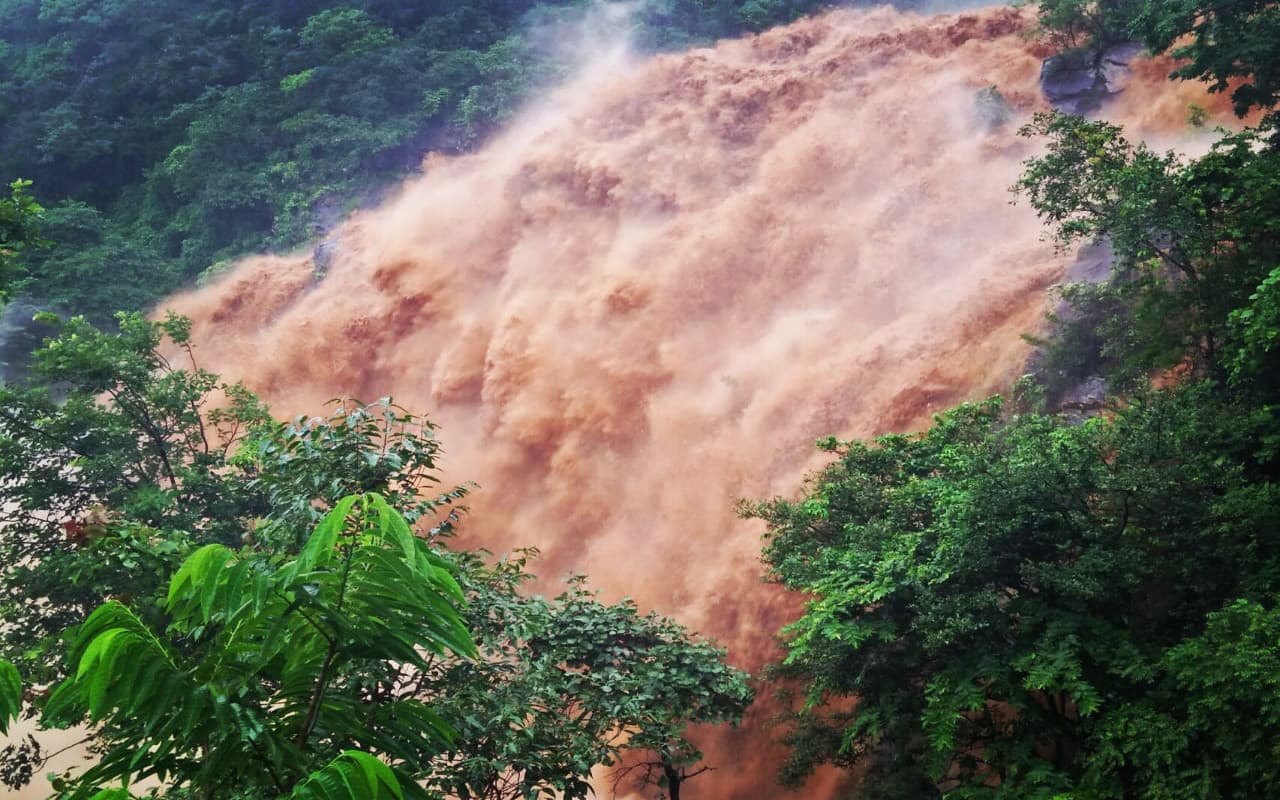 लगातार बारिश से पश्चिमी सिंहभूम के हिरनी फॉल में बढ़ा पानी, जानें रांची से कितनी दूरी पर है जलप्रपात