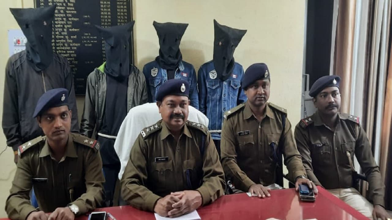 Jharkhand News:हाइवा डकैती मामले में 4 आरोपी हथियार के साथ अरेस्ट, हाइवा बरामद, दो आरोपियों को तलाश रही पुलिस