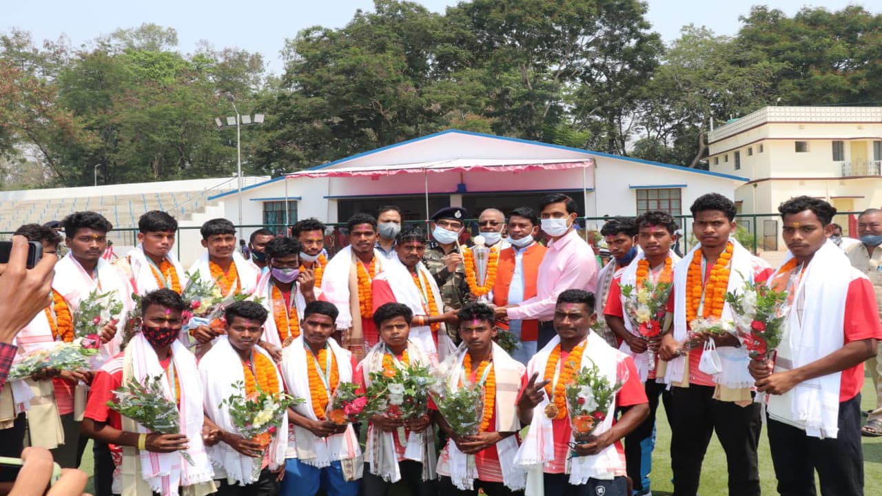 हरियाणा से चैंपियन बनकर सिमडेगा लौटी हॉकी झारखंड के खिलाड़ियों का हुआ जोरदार स्वागत, विधायक बोले- नशापान से खिलाड़ी रहे दूर, तो ओलंपिक में जरूर मिलेगा पदक