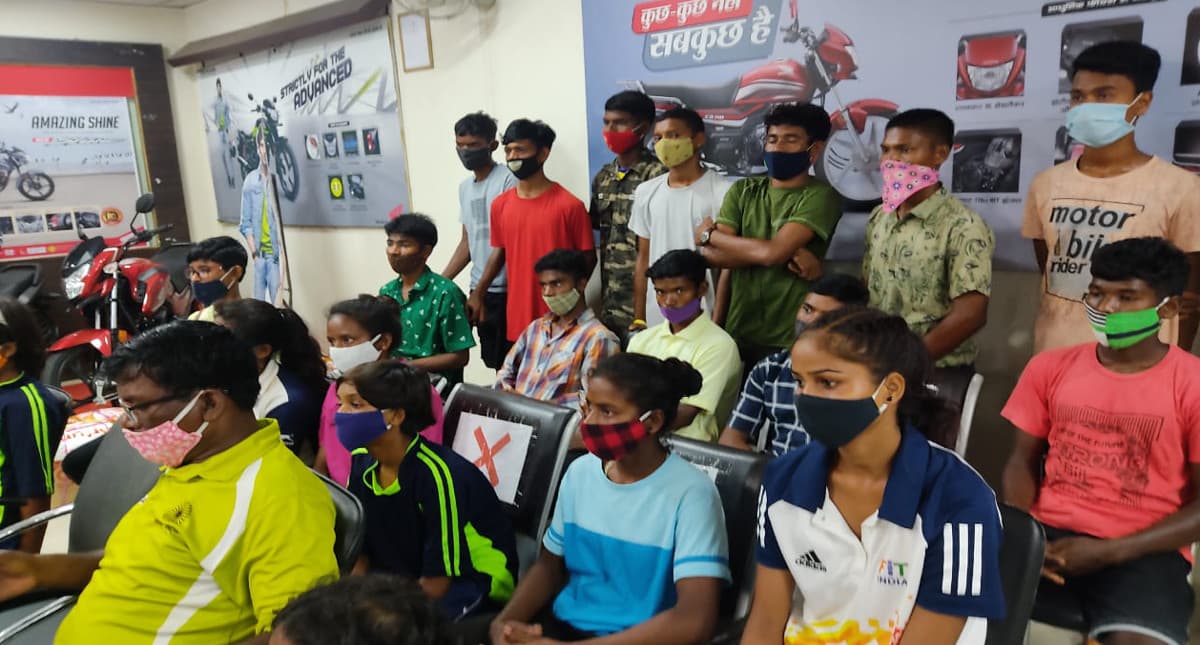 सिमडेगा के जूनियर हॉकी खिलाड़ियों को मुंबई के समाजसेवियों का मिला साथ,तो बैंकाक की एक डॉक्टर सिखायेगी अंग्रेजी