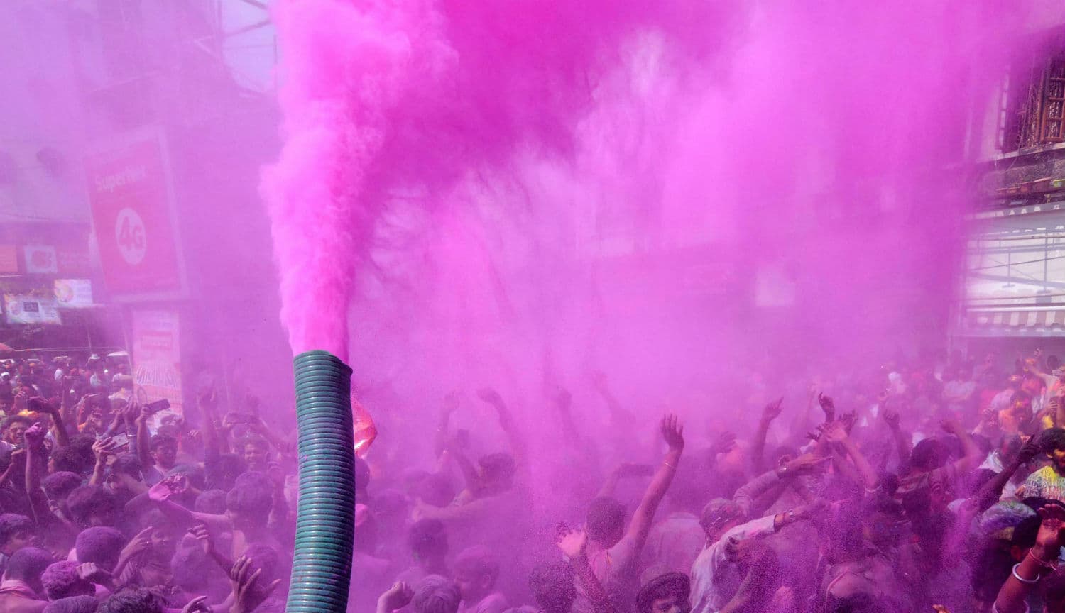 Holi 2021 : इस साल भी होली के त्योहार पर कोरोना का साया, पारंपरिक "गेर" पर रोक लगी