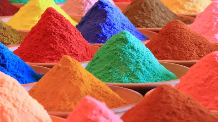 Holi 2021 Colors Meaning: गुलाबी प्रेम, सफेद शांति, नीलापन जीवन के विस्तार और जामुनी ज्ञान के आलोक का है प्रतिक, जानें होली के हर रंग का मतलब