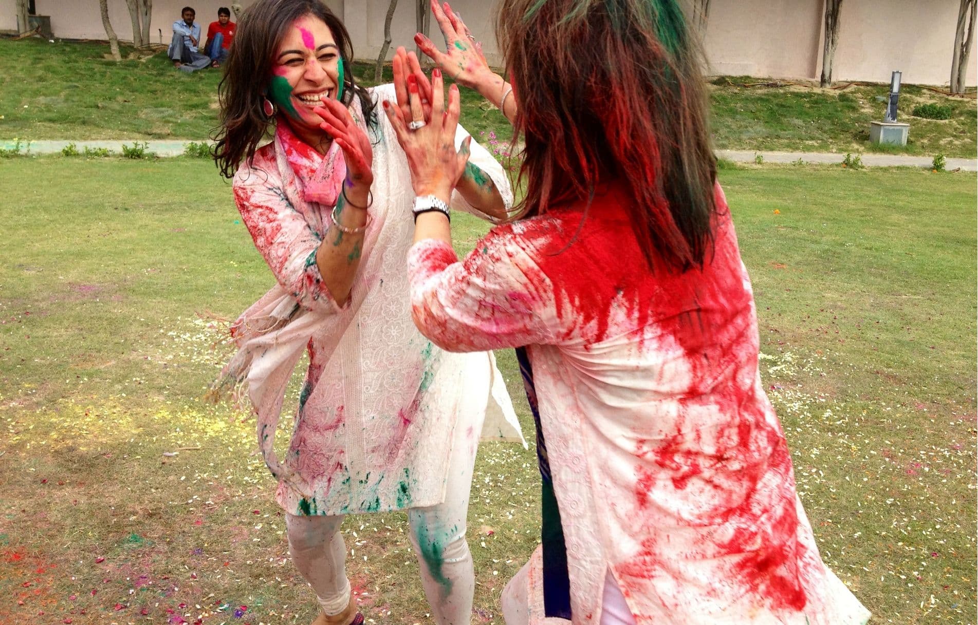 Holi 2023: होली पर क्यों पहनते हैं सफेद रंग के कपड़े? कारण और महत्व जानें