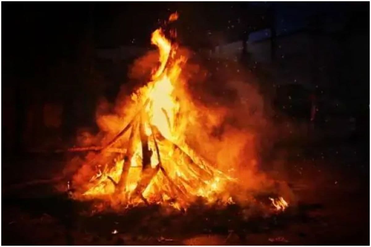 Holika Dahan 2023: होलिका दहन पर राहु के तेवर बिगाड़ेंगे काम, करें ये उपाय नहीं तो हो सकता है बड़ा नुकसान