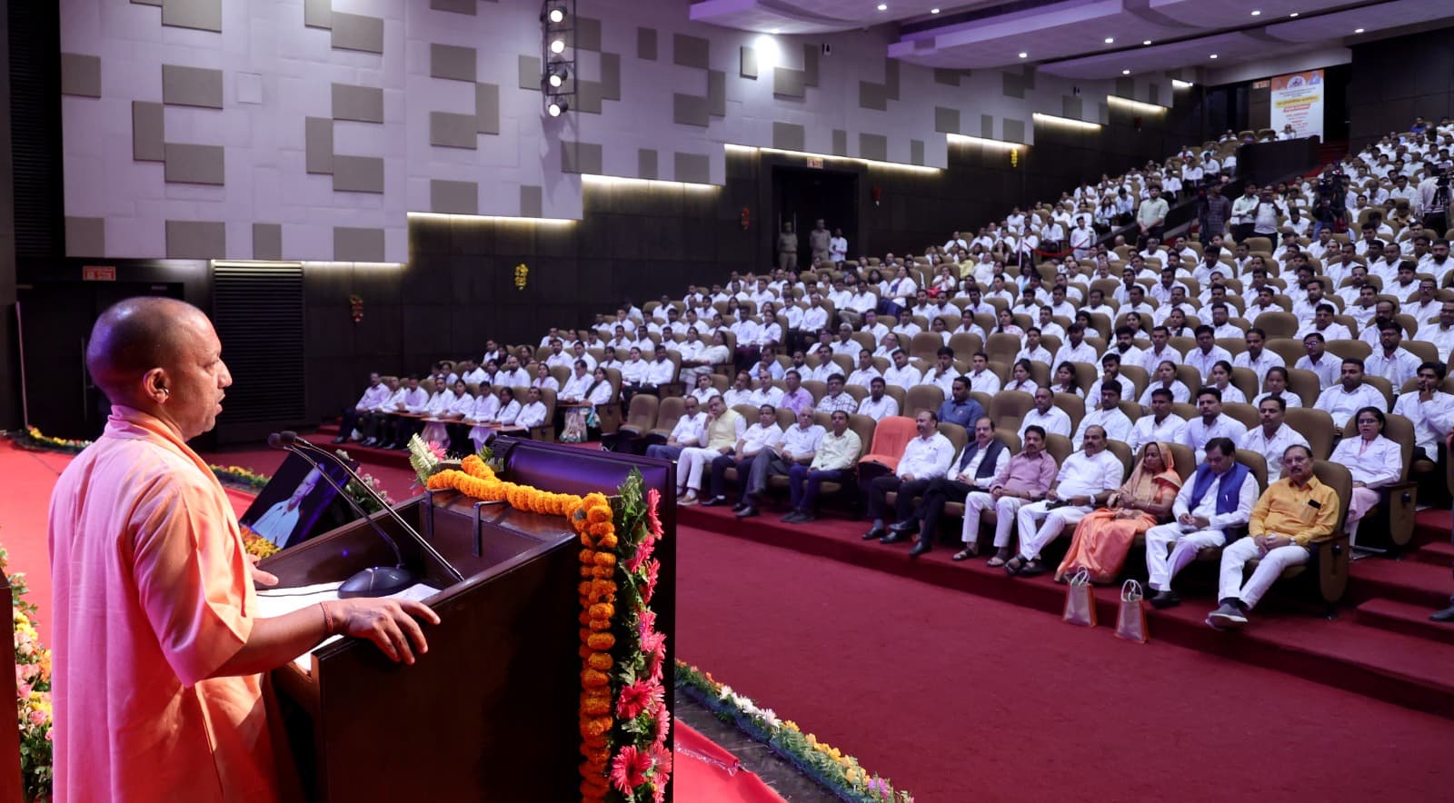 UP News: सीएम योगी ने 393 होम्योपैथिक फार्मासिस्ट को नियुक्ति पत्र दिये, बोले-रोजगार सृजन का गंतव्य बनकर यूपी