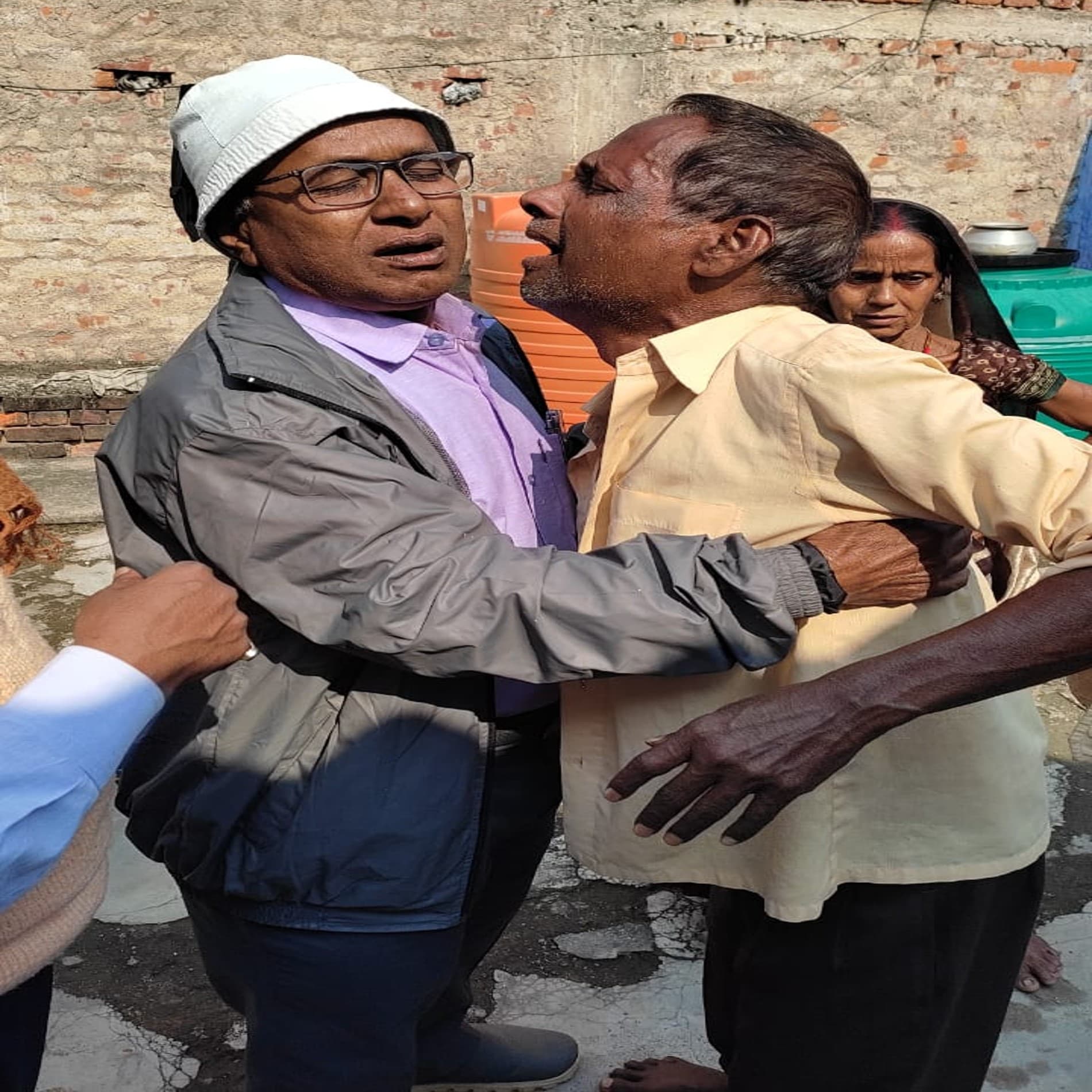 गोमिया के होसिर हाईस्कूल के रिटायर प्राचार्य से मिलने पहुंचे विद्यालय सचिव, स्थिति देख निकले आंसू