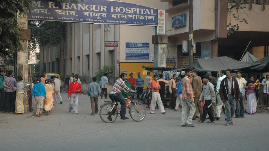 Corona Pandemic : Covid-19 केंद्रीय टीम विवाद के बीच टीम के सदस्यों ने कोलकाता में अस्पताल व अन्य केंद्र का किया निरीक्षण