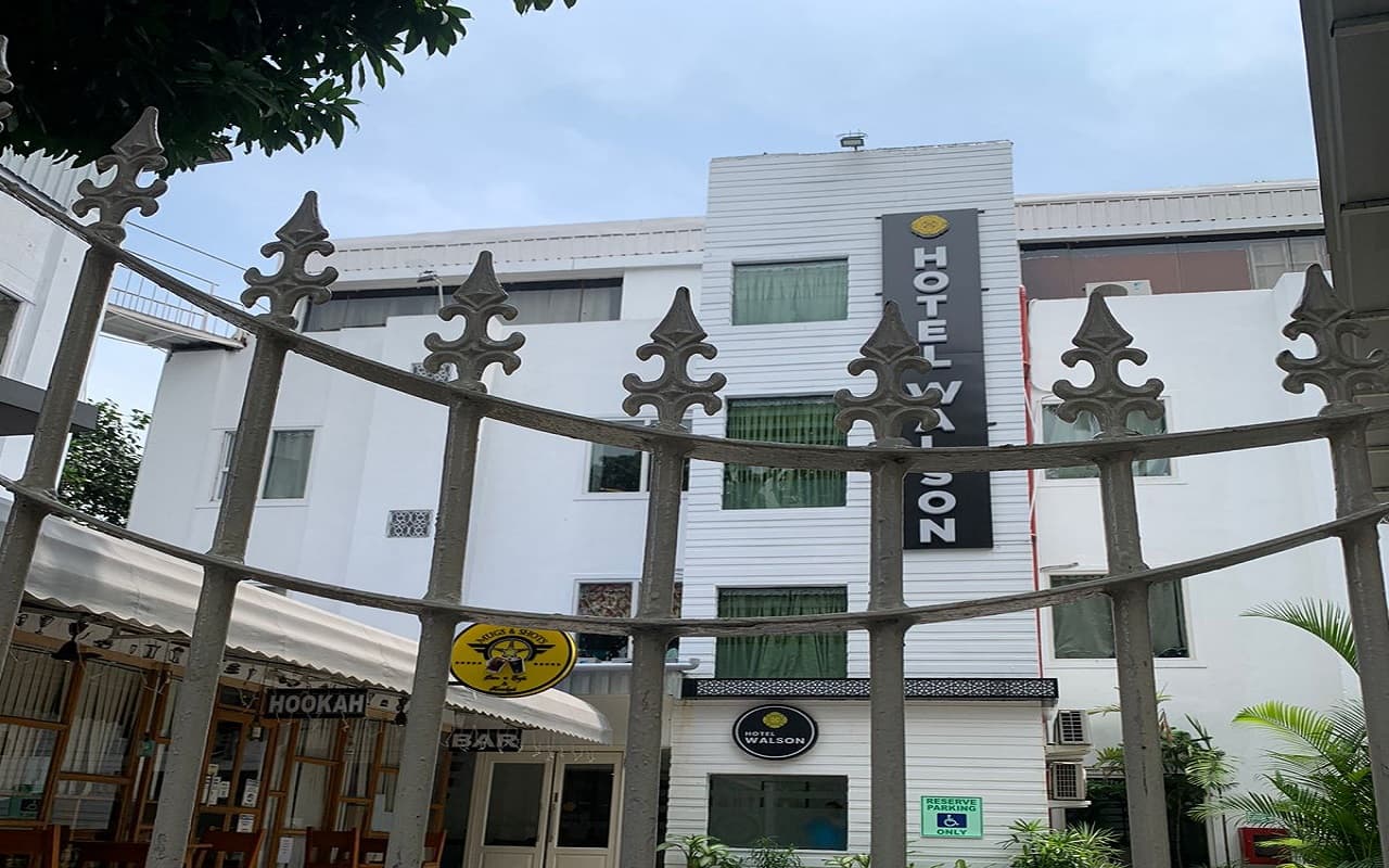 झारखंड कांग्रेस के विधायक Airport से पहुंचे थे Hotel, रजिस्टर में एंट्री किए बिना मिला था कमरा नंबर 106