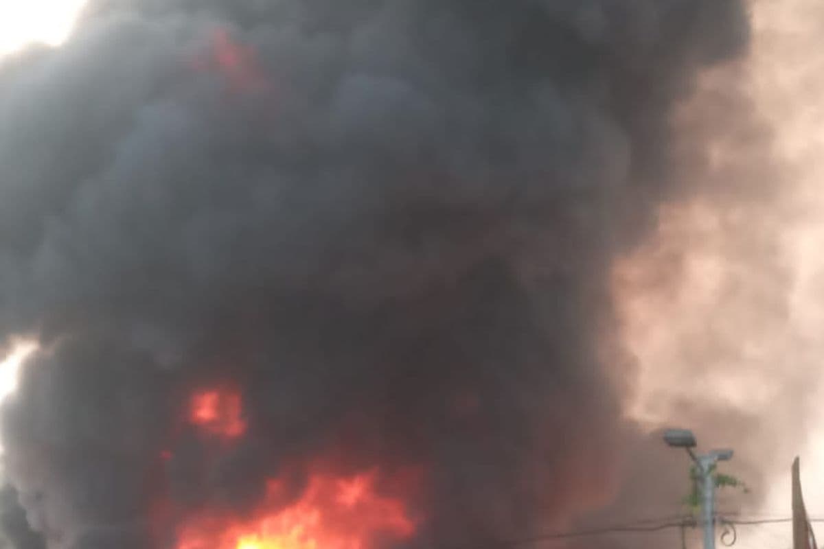 Photos : बंगाल के हावड़ा में कपड़ा गोदाम लगी भयावह आग, कोई हताहत नहीं