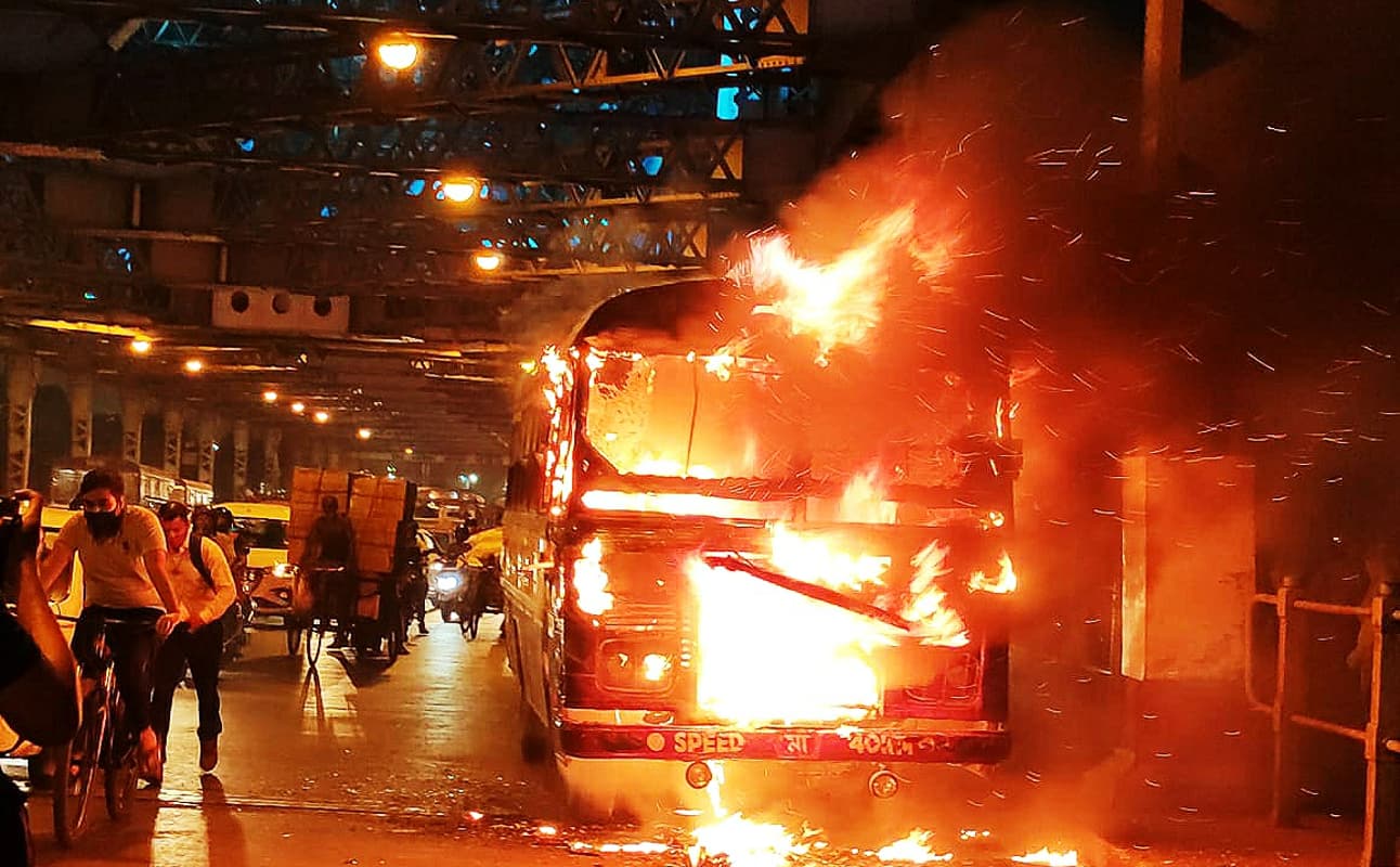 हावड़ा ब्रिज पर आग की लपटों में घिरी मिनी बस, मची अफरा-तफरी