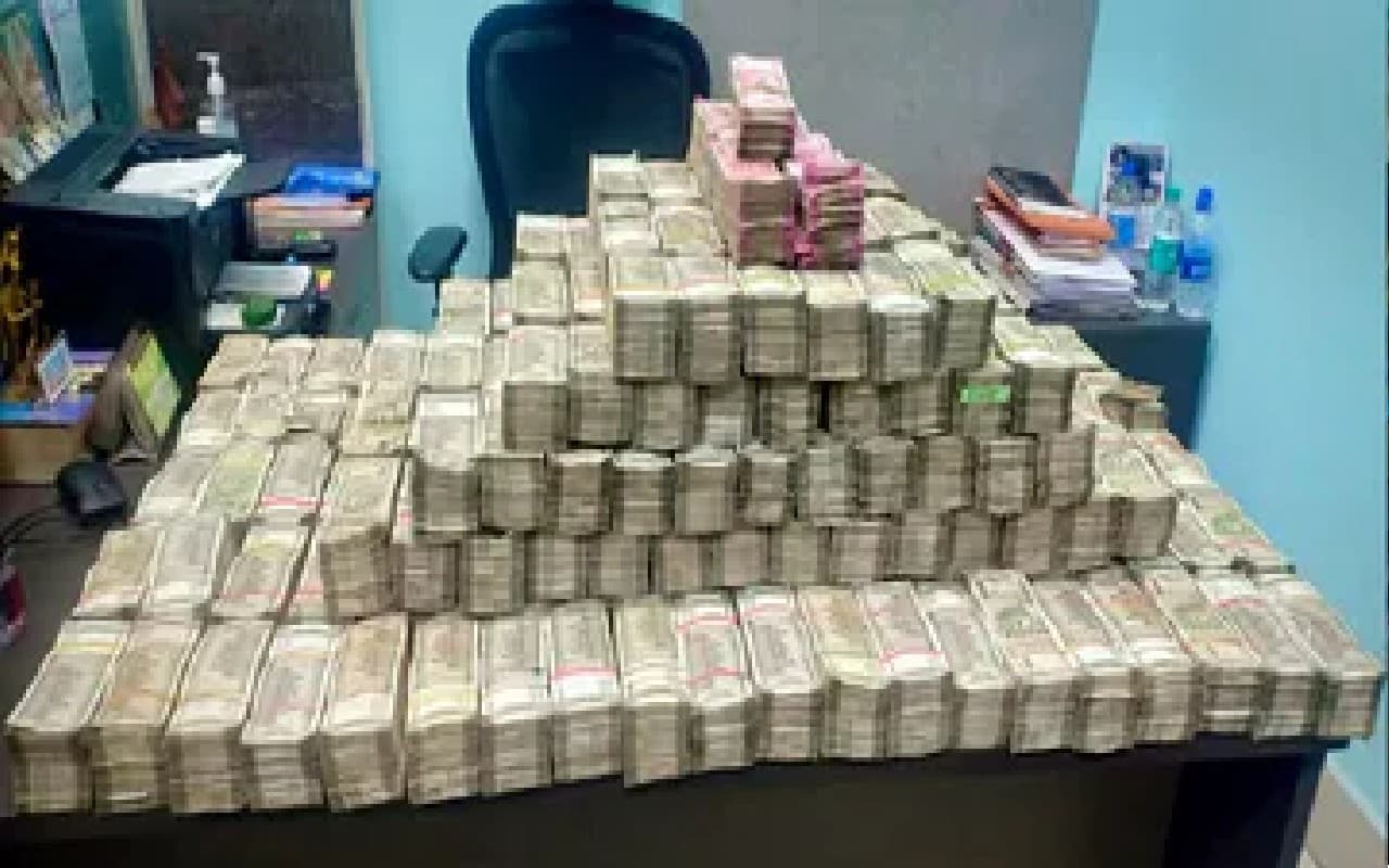 कोलकाता : बैंक फ्रॉड केस में आरोपी शैलेष पांडेय के आवास से मिले 8 करोड़, गहने और लैपटॉप भी जब्त