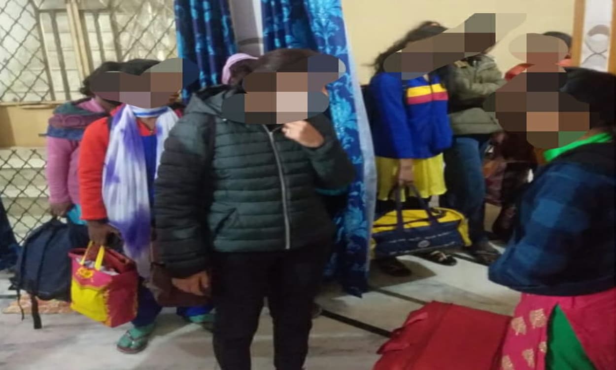 Jharkhand News : गुमला में ह्यूमन ट्रैफिकिंग की शिकार लड़कियां नहीं पहुंच पा रही स्कूल, शिक्षा विभाग नहीं दिखा रहा रुचि Jharkhand News : गुमला में ह्यूमन ट्रैफिकिंग की शिकार लड़कियां नहीं पहुंच पा रही स्कूल, शिक्षा विभाग नहीं दिखा रहा रुचि