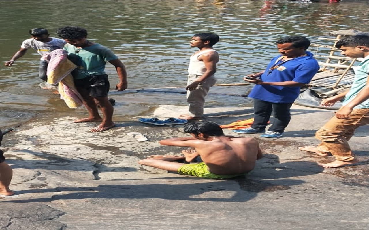 झारखंड: बिहार के 2 छात्र हुंडरू फॉल में डूबने से बचे, पर्यटक मित्रों ने ऐसे बचायी जान