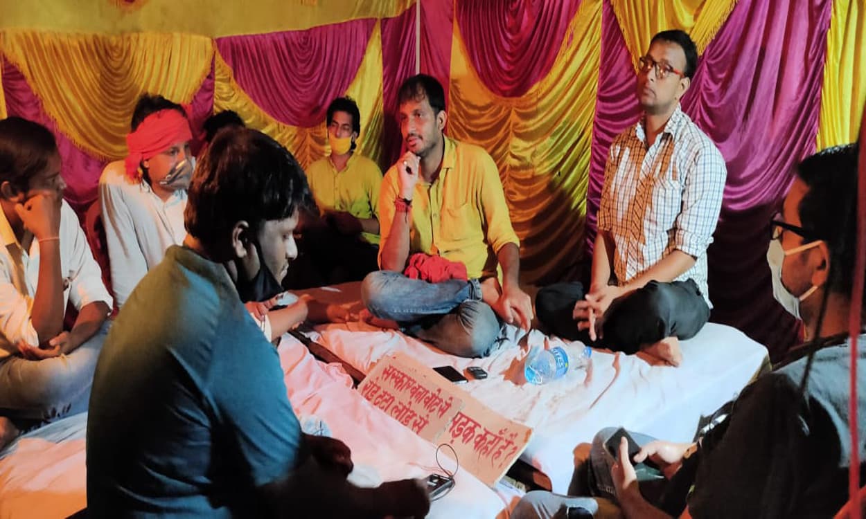 जर्जर सड़कों की मरम्मती के लिए दुमका में भूख हड़ताल पर बैठे युवा साहित्यकार नीलोत्पल मृणाल