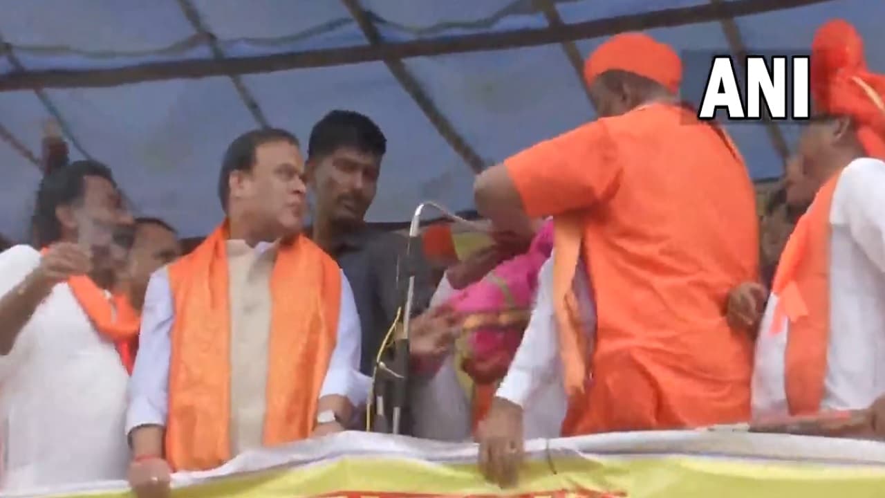 Hyderabad: असम के सीएम हिमंत बिस्वा सरमा की सभा में हंगामा, स्टेज पर चढ़कर शख्स ने पकड़ा माइक