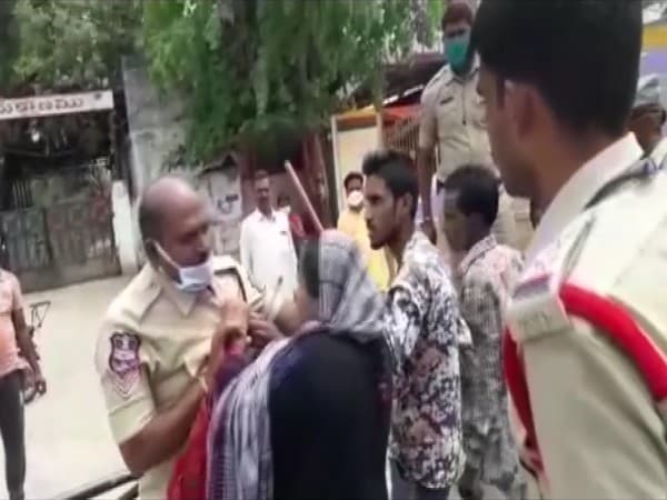 लॉकडाउन में घूमने से मना करने पर हैदराबाद में महिला ने किया पुलिस पर हमला, मामला दर्ज