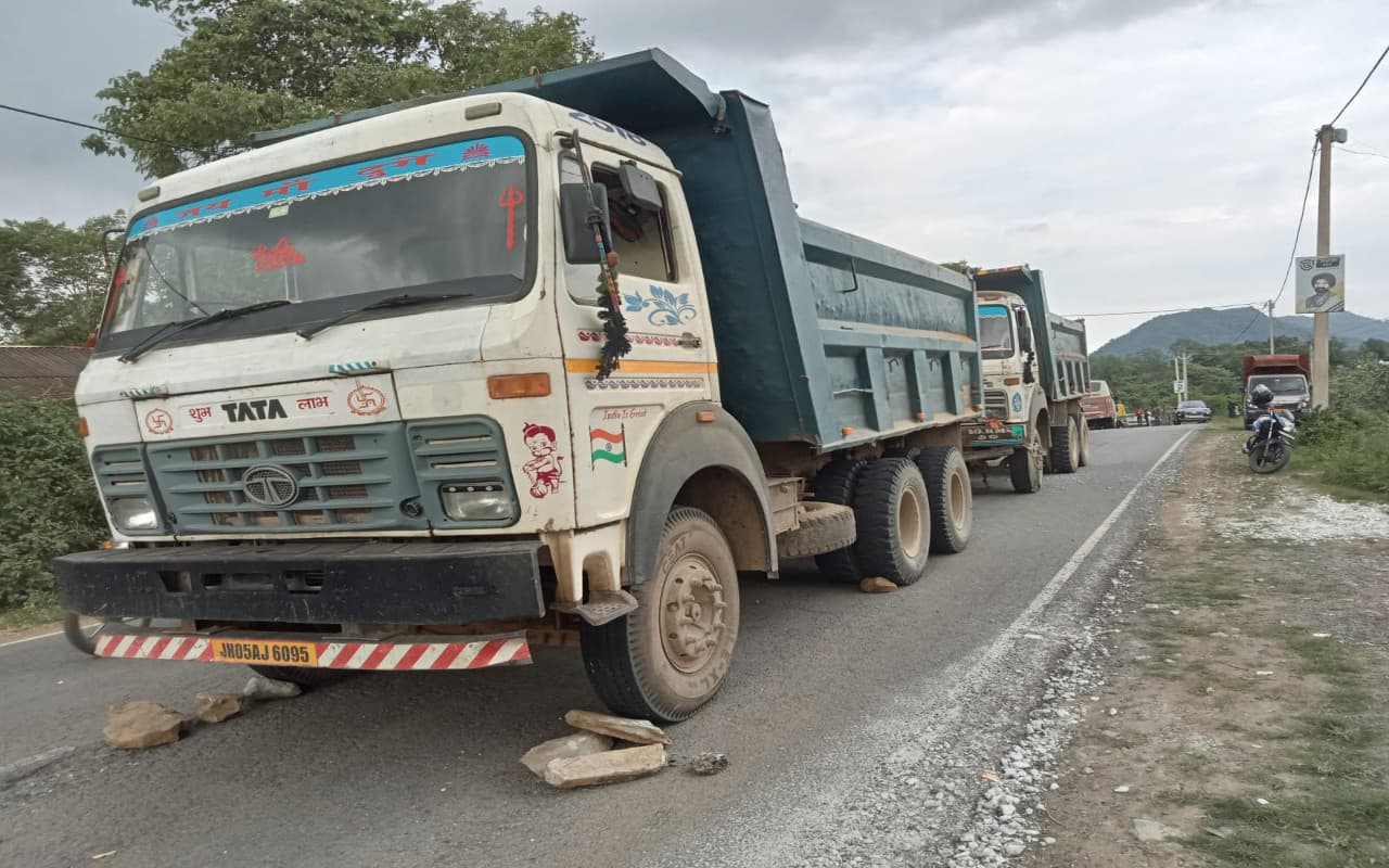 झारखंड : पूर्वी सिंहभूम के बोड़ाम में हाईवा की चपेट में आने से मां-बेटी की मौत, गुस्साए लोगों ने सड़क किया जाम