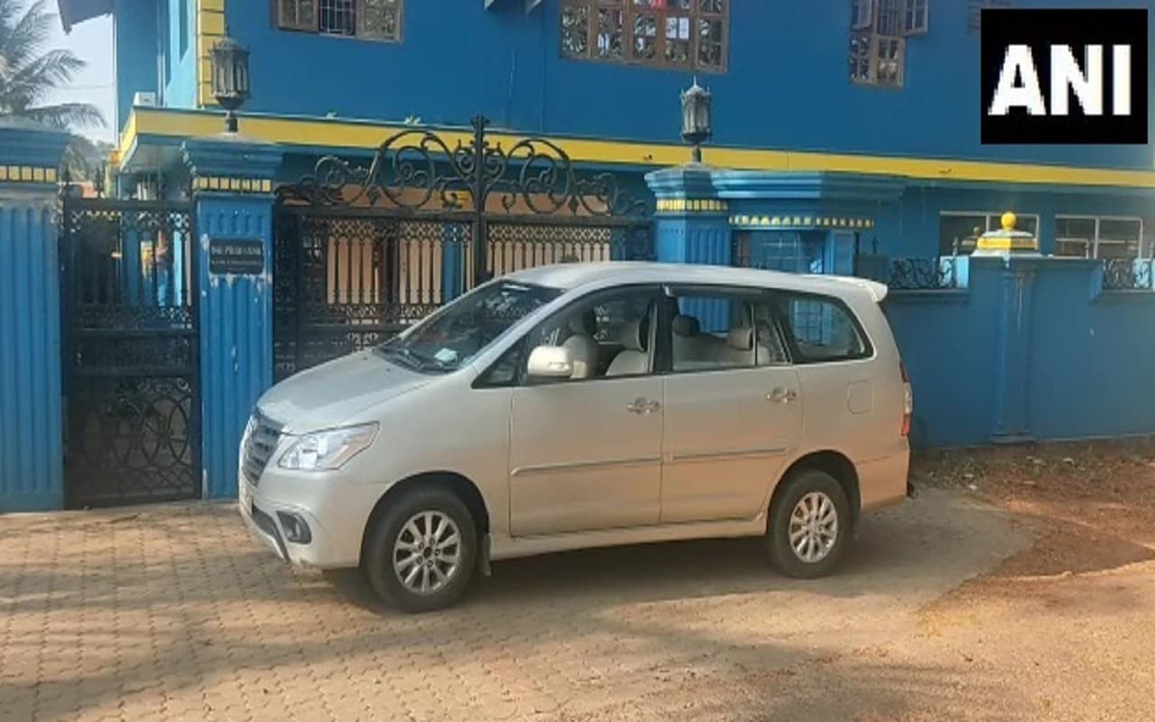 कर्नाटक चुनाव से पहले IT विभाग की कार्रवाई, पूर्व कांग्रेस नेता सहित 50 स्थानों पर रेड, DMK का प्रदर्शन