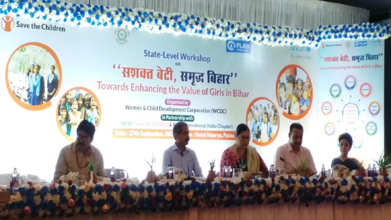 Bihar: छात्रा ने पूछा-सरकार मुफ्त सैनिटरी पैड दे सकती क्या? बोली महिला IAS फिर तो निरोध भी देना होगा फ्री