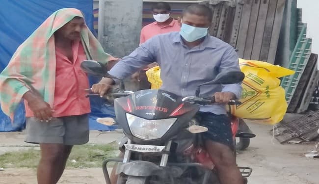 किसान के भेष में खाद खरीदने पहुंचे आईएएस अधिकारी, फिर हुआ चौंकाने वाला खुलासा किसान के भेष में खाद खरीदने पहुंचे आईएएस अधिकारी, फिर हुआ चौंकाने वाला खुलासा