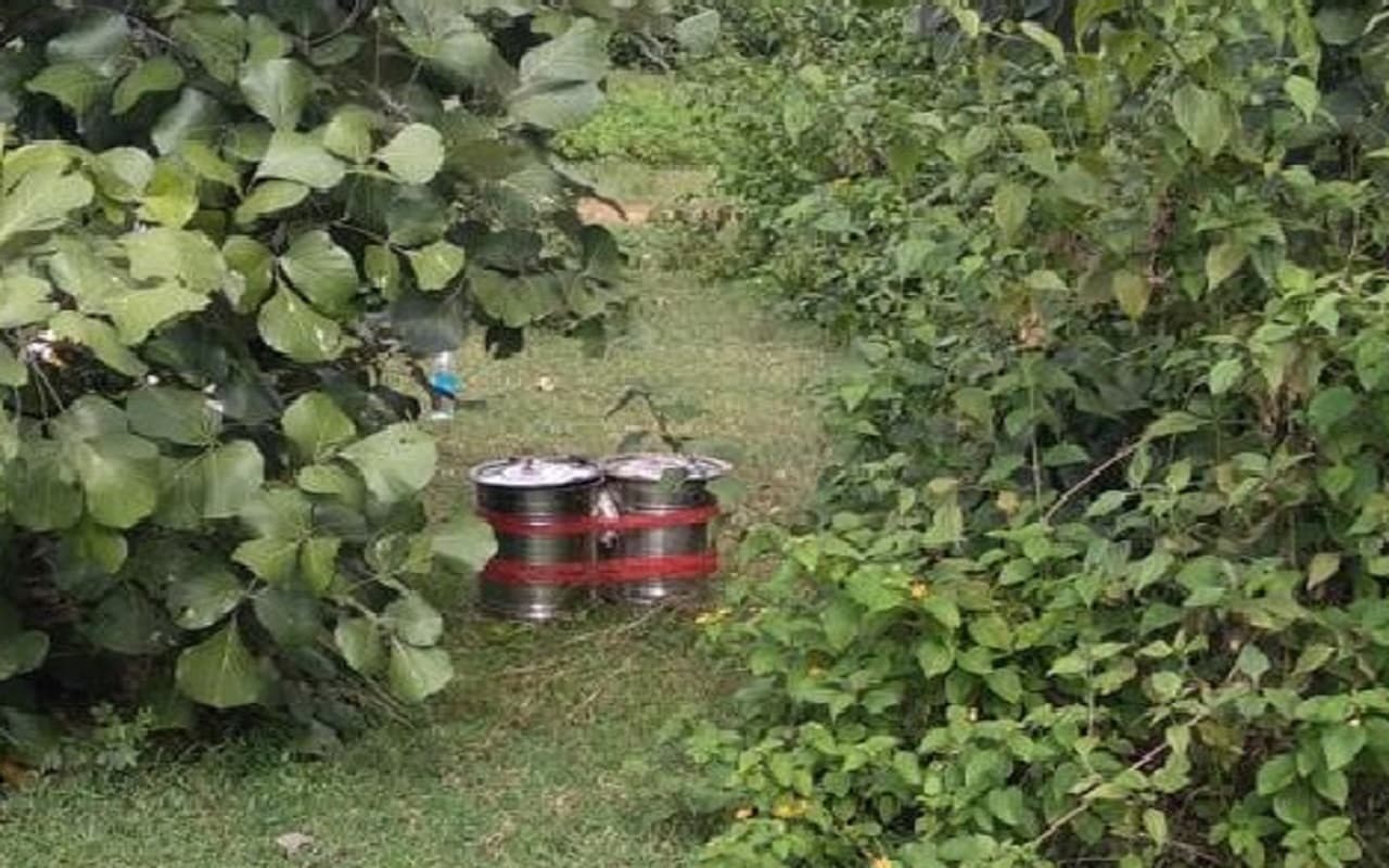 Jharkhand Naxal News : झारखंड के बसबोनवा जंगल से 30-30 kg के दो IED बम बरामद, पुलिस ने किया डिफ्यूज